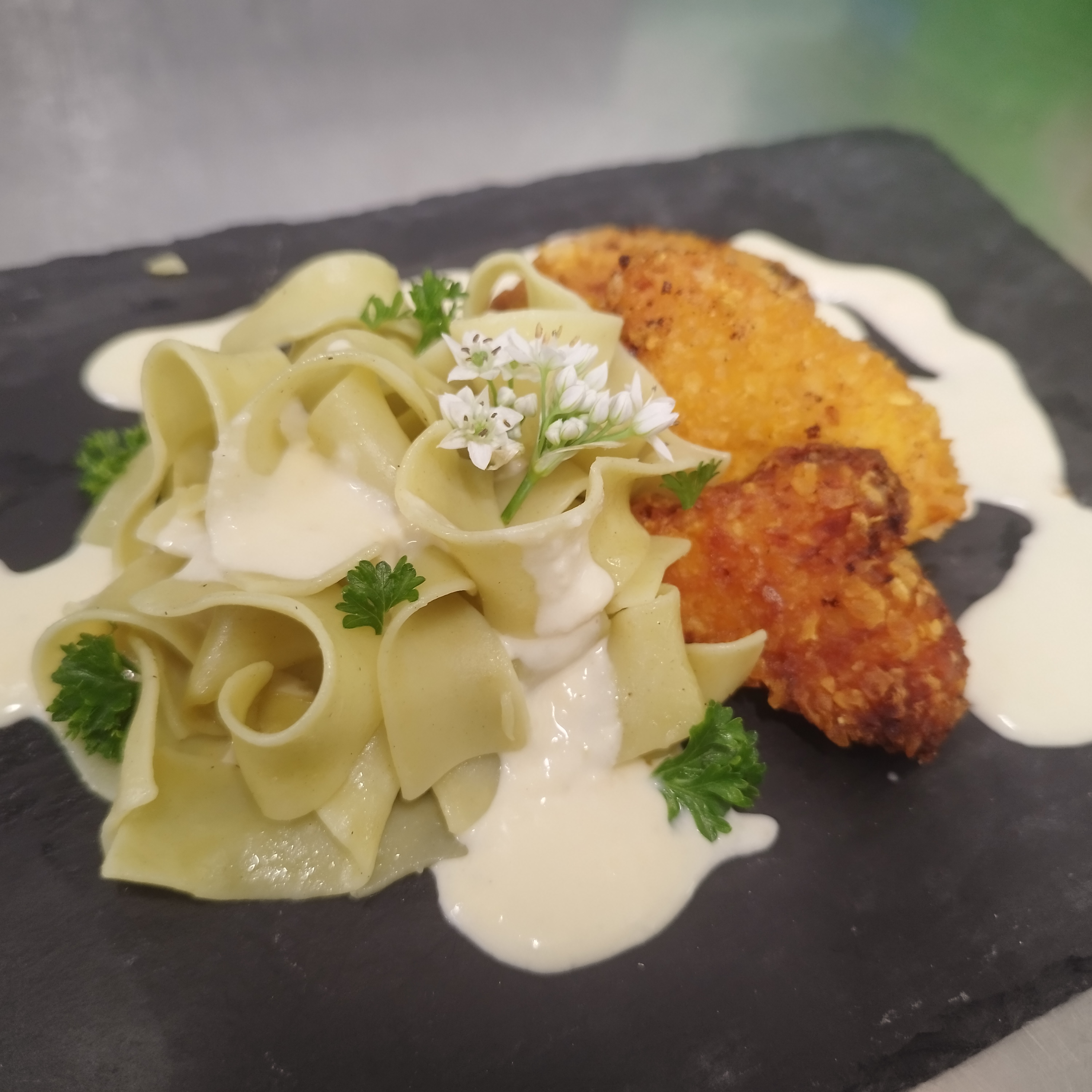 Bandnudeln mit Schnitzelstreifen und Rahmsoße