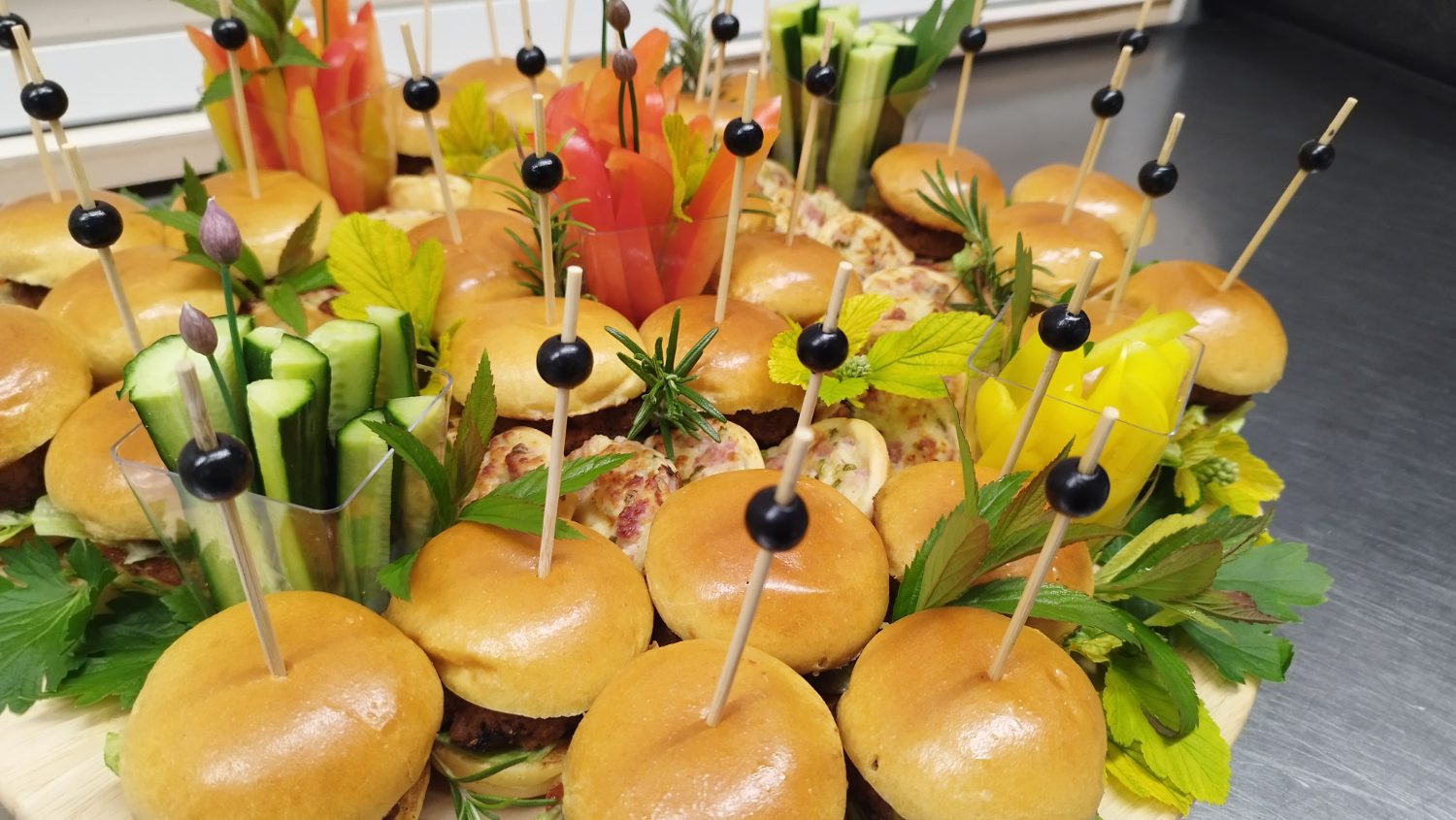 Liebevoll dekorierte Fingerfood-Platte