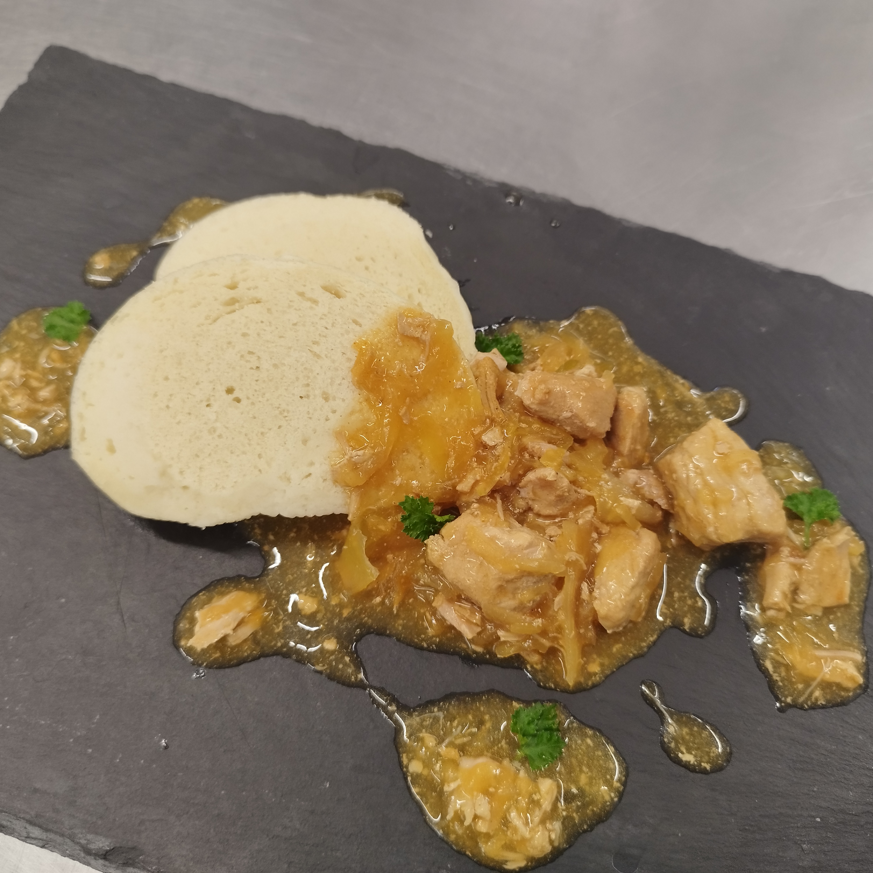 Eierkuchen mit Hühnerragout