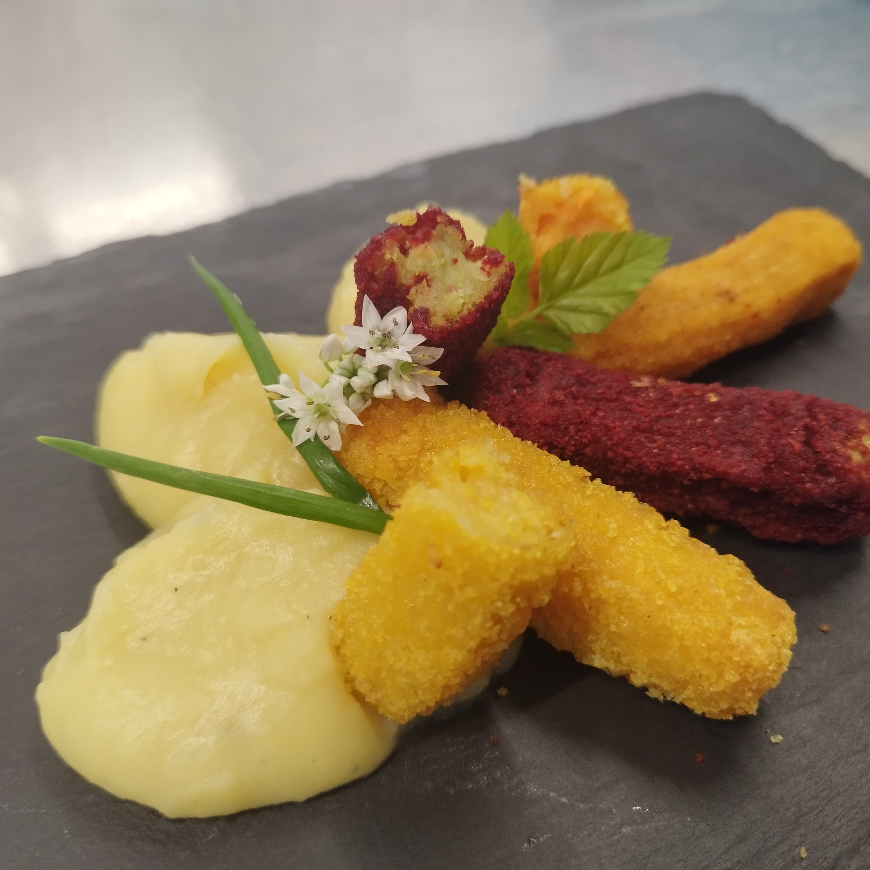 Bunte Gemüsesticks mit Kartoffelpüree