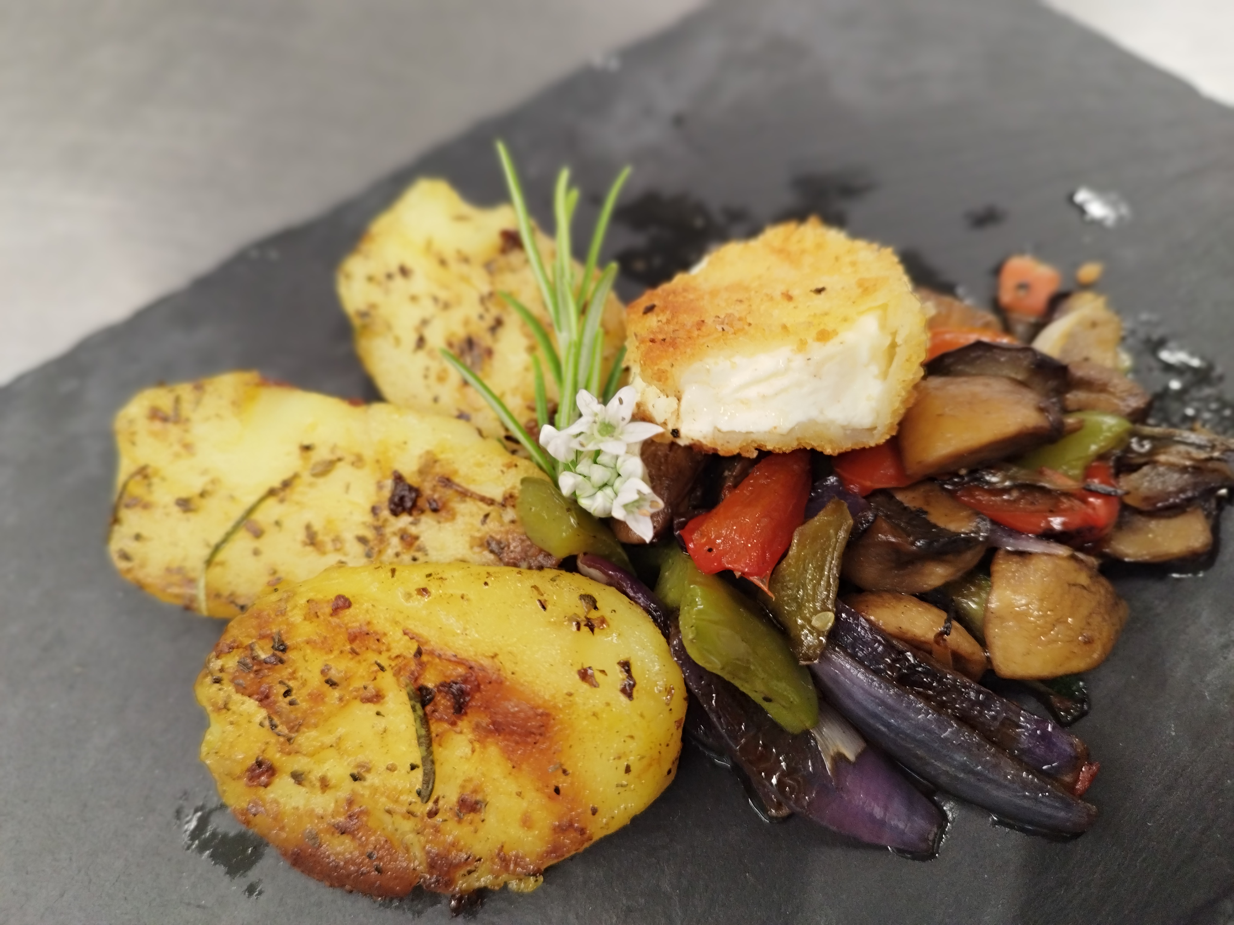 Ofenkartoffeln mit Grillgemüse und Käse-Nugget