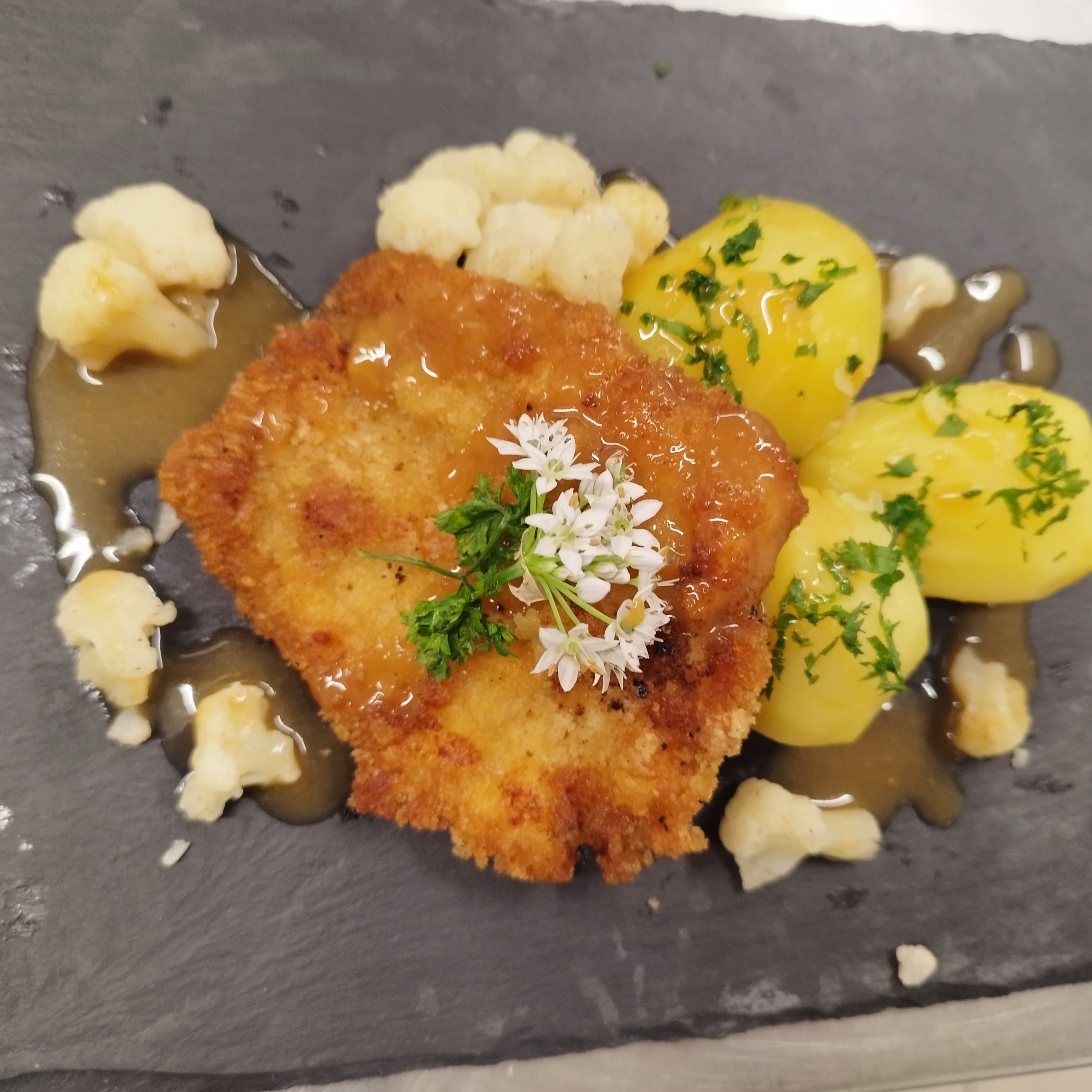 Schnitzel mit Salzkartoffeln und Blumenkohl