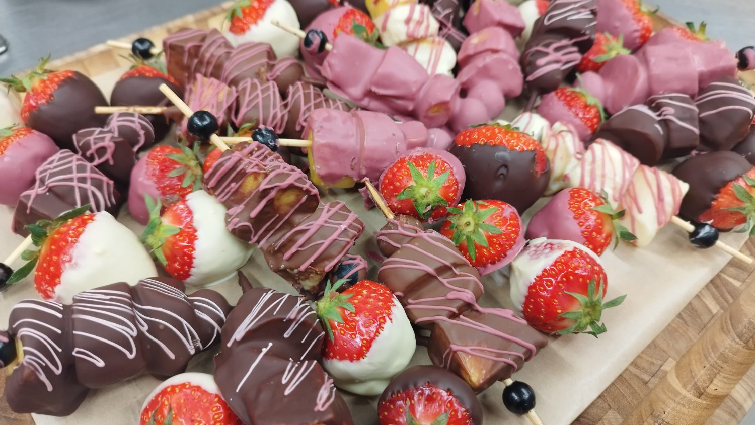 Süße Erdbeeren in Schokolade