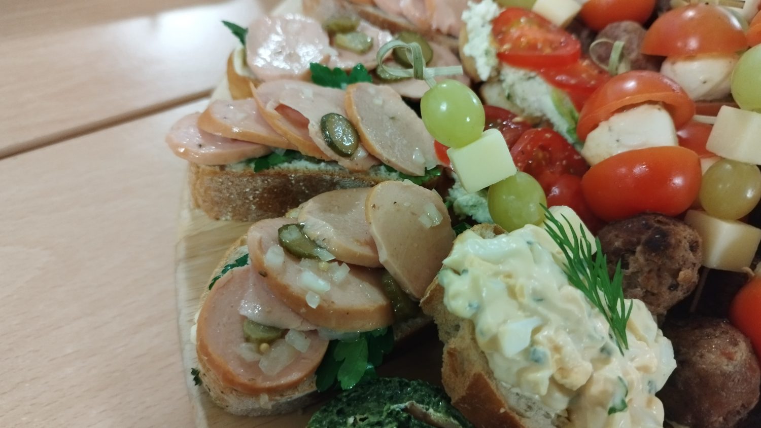 Liebevoll angerichtete Canapés